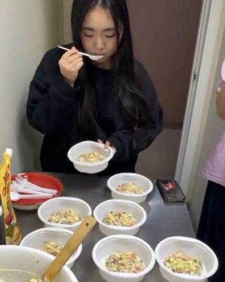 В ДВФУ студент-энтузиаст накормил иностранных студентов салатом оливье