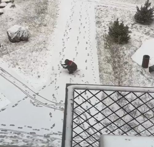 Работник ЖКХ устроил фотосессию для снеговика. Хозяева следили из окна