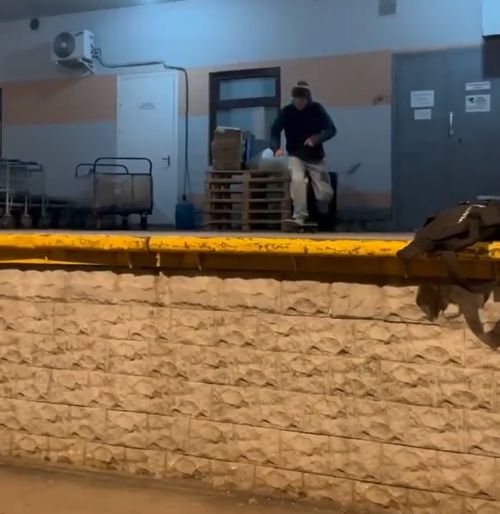 Кофе наверное пролил, не довёз клиенту