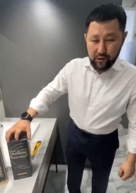 Мэр Якутска вылил в канализацию весь подаренный на Новый год алкоголь