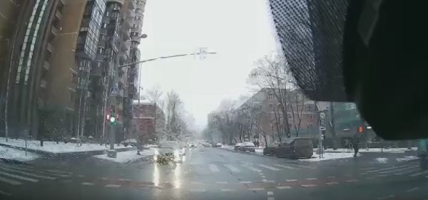 Спешит подарочки привезти