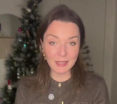 Запоминаем, как имитировать радость от Новогоднего подарка