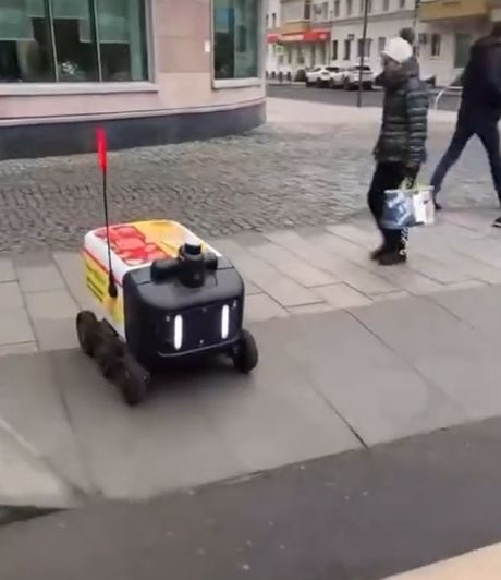 Поляк в Москве встретил робота-курьера и решил заснять его