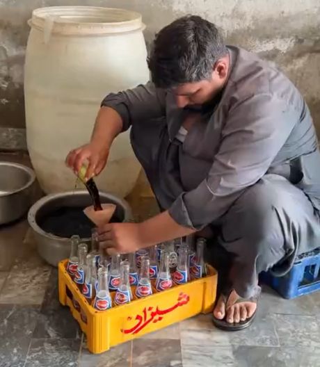 В дружном пакистанском коллективе всё стерильно...