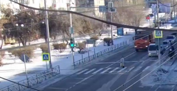 Пошла на красный. Увидела грузовик. Дала скорости. Всё