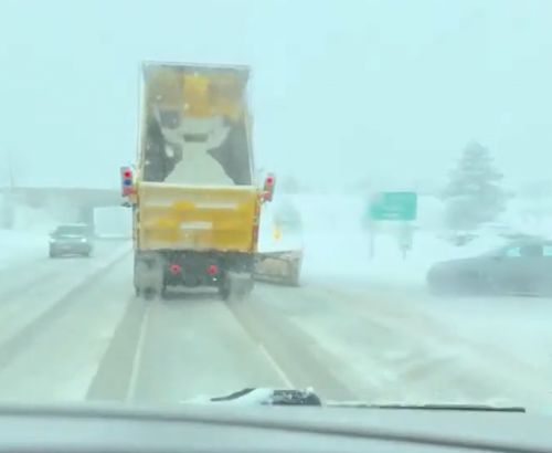 Водитель грузовика забыл опустить кузов
