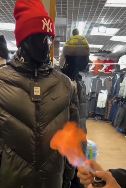 Куртка из термохромных материалов, реагирующих на тепло