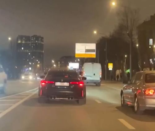 Водитель BMW не может проехать