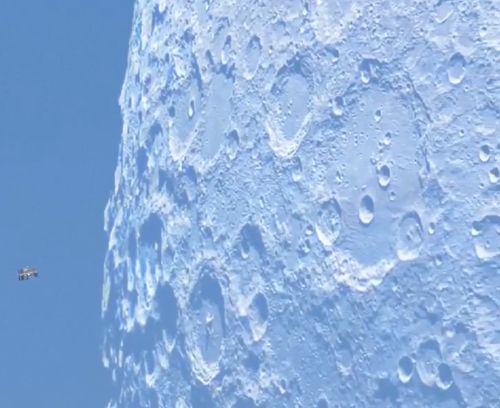 Международная космическая станция на фоне Луны