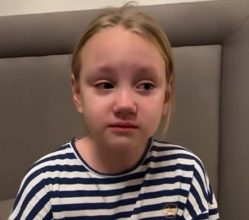 Девочка устроила истерику из-за подарка на праздник — родители вручили ей синий айфон вместо оранжевого