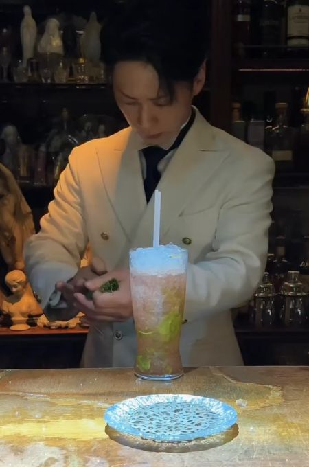 Бармен развлекает посетителей ресторана в Токио