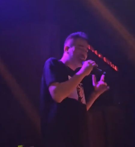 Турецкий певец прямо во время выступления ловко поймал ртом сигарету, которую ему кто-то бросил из зала