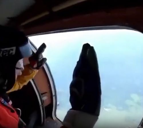 Парашютистка не смогла раскрыть парашют в воздухе, но ее в последний момент спас инструктор⁠⁠