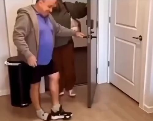 Родители пришли в гости к своим детям