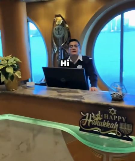 Мужик исполнил мечту и напросился посигналить на круизном лайнере