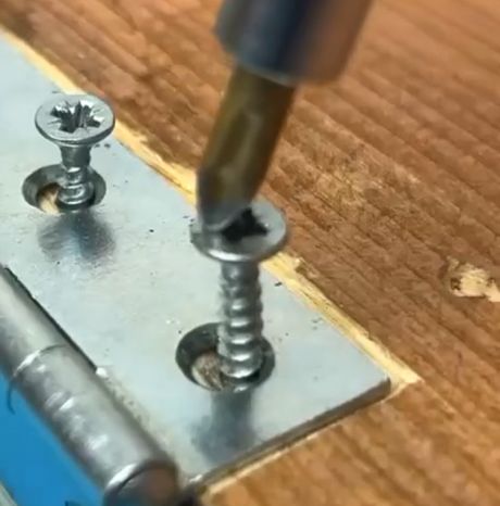 Несколько вариантов как уплотнить отверстие в дереве, чтобы саморезы не выпадали и легко вкручивались⁠⁠