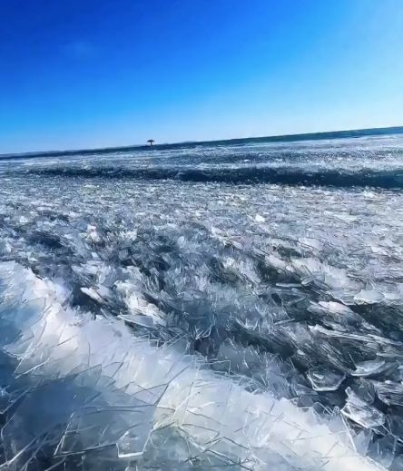 В Китае на озере Хулун засняли ледяные волны