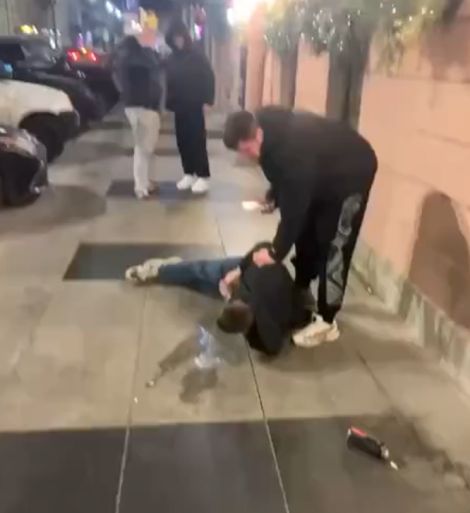 В Питере парню брызнули в лицо перцовкой, но он не растерялся и нассал себе уриной мочи на лицо