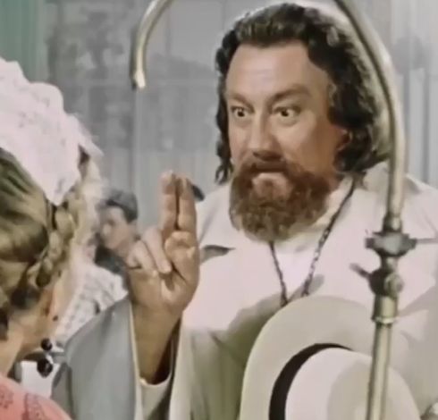 Под руку говорит