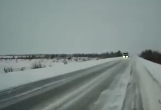 Вот почему нельзя лениться чистить крышу от льда и снега