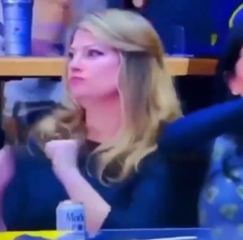 Эту болельщицу, походу знает вся команда