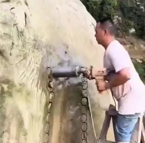 Дом внутри камня