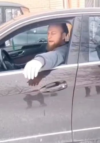 А он взял и показал)