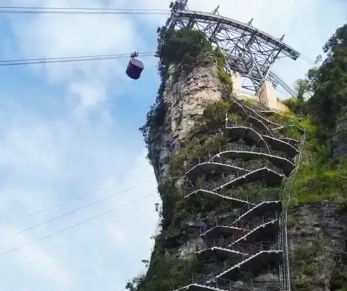 Экстремальный маршрут «Небесная лестница» на горе Тяньмэнь: секретная тропа в скалах Китая