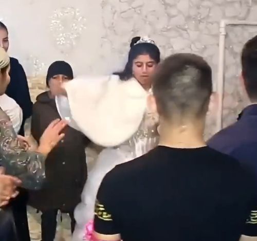 А эта свадьба, свадьба, свадьба пела и плясала