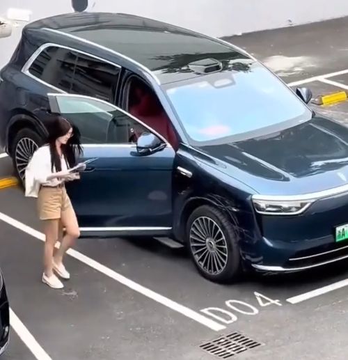 Достаточно просто помахать рукой