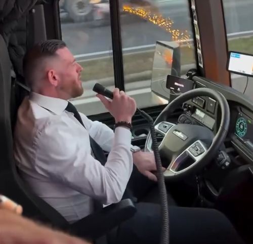 Вообще-то я певец