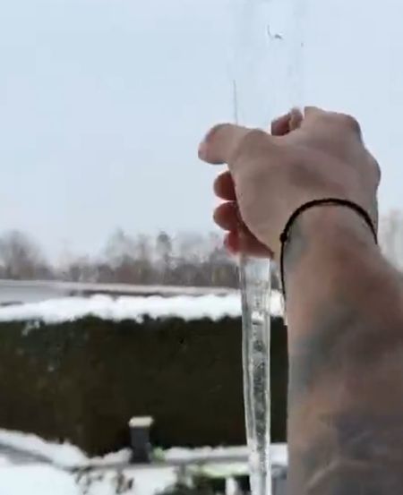 Вставил сосульку жене