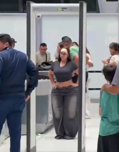 Она за два места в самолете платит?