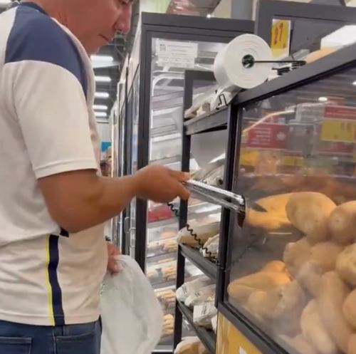 Лёгкий способ достать булочку⁠⁠