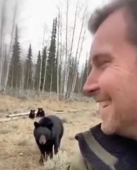 Невероятная дружба человека и медведя: история спасения и доверия