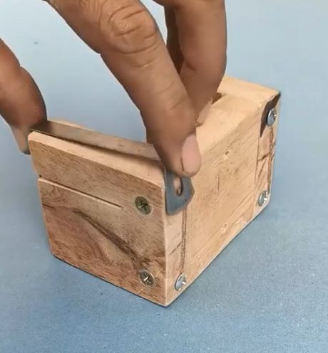 Вешалка для топора