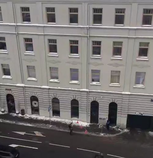 Курьезная, но рабочая технология очистки крыш в Москве