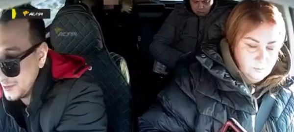 Конфликт в такси Новосибирска: пассажирка пыталась отобрать руль у водителя во время движения