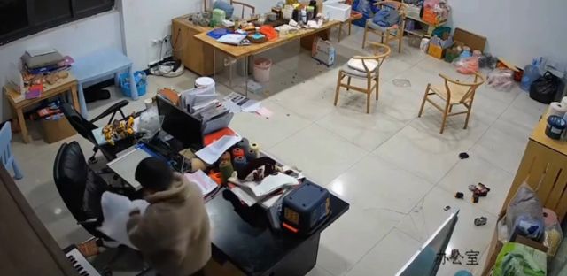 С зонтом нужно, как нормальные дети