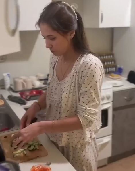 Сломал жену