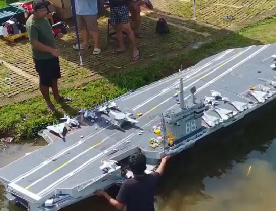 3-футовая модель авианосца «Нимиц» с 32 самолётами и действующей катапультой