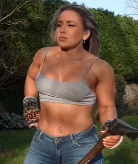 В лесу раздавался топор дровосека