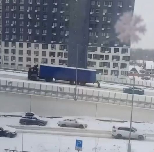 В Реутове сотрудник ГАИ помог водителю фуры заехать в гору