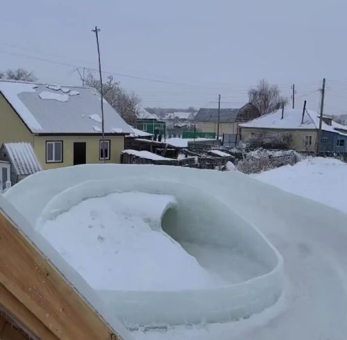 Гигантская ледяная горка в селе Киевка