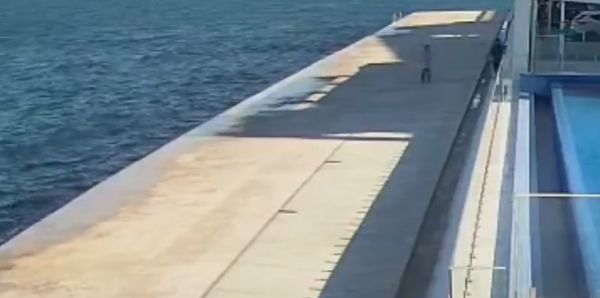 В Севастополе прохожие спасли упавшего в море подростка, выстроившись в живую цепь