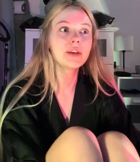 Эмоциональный разбор ситуации с инфляцией, где девушка открыто обсуждает дороговизну недвижимости и потребительской корзины