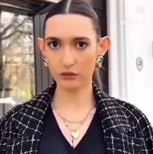 А она уши то и развесила