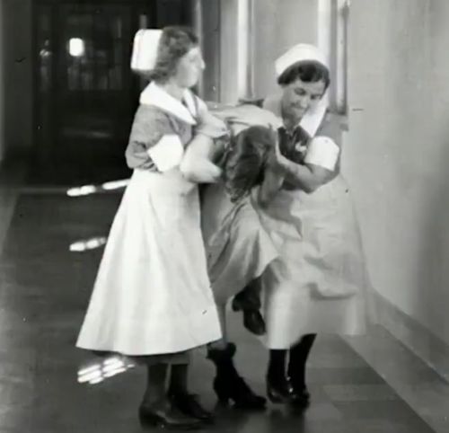 Если здорового человека поместить в психушку