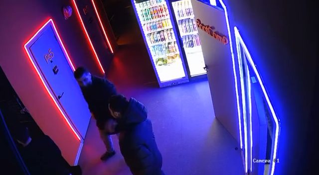 Стрельба из пистолета по дартсу в компьютерном клубе Санкт-Петербурга.