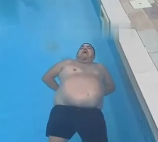 Бразилец поразил жену умением спать на воде в бассейне